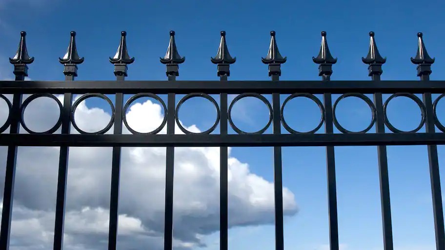 کاربردهای متنوع نرده استیل در کارخانه‌ها و انبارها