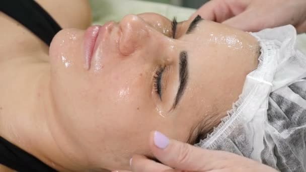 تحولی در زیبایی طبیعی؛ خدمات مدرن برای درخشش چهره شما پاکسازی پوست