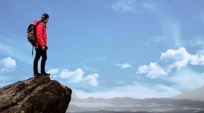 از تاثیرات مثبت سفر بر سلامت روان بالا رفتن ریسک پذیری - یک نفر به قله ی کوه رفته