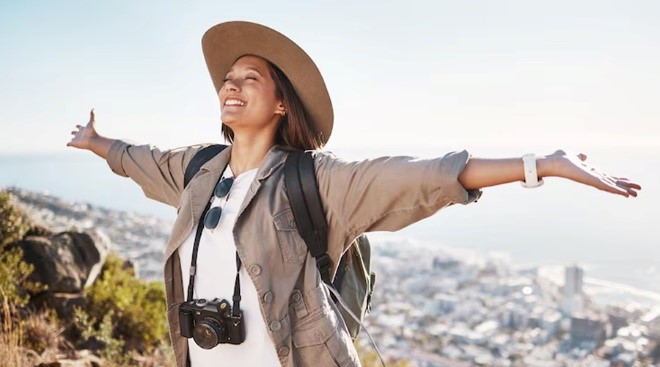 یک نفر بسیار شاد و رها به خاطر سفر کردن - اثرات مثبت سفر بر سلامت روان