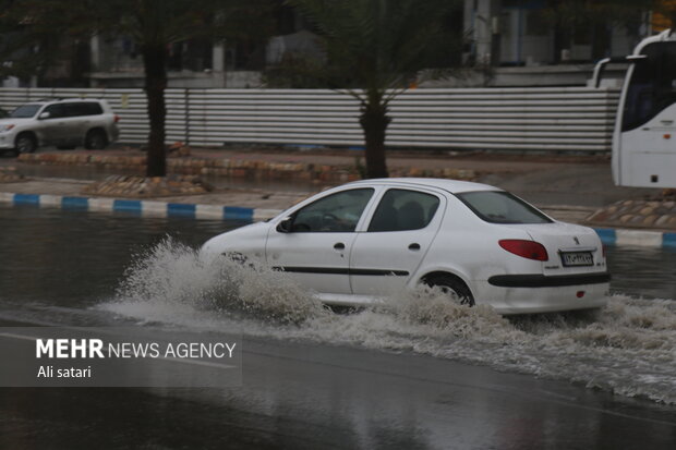 آبگرفتگی خیابان های انزلی بر اثر بارش باران