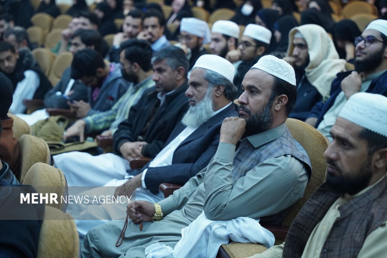 حوزه و دانشگاه مانند دو بال پرواز برای پیشرفت علمی و تمدنی کشور هستند