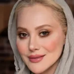 استایل اروپایی تازه عروس سینمای ایران در کنار درخت کریسمس+ عکس