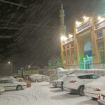 اسکان ۱۲۰ مسافر گرفتار برف در بقعه امام زاده سید محمد علوی مشهد