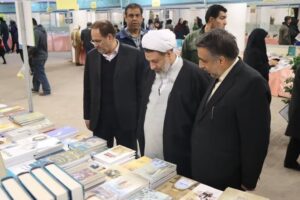 امام جمعه کرمان: کتاب خوانی به یک عادت روزانه در خانواده‌ها تبدیل شود