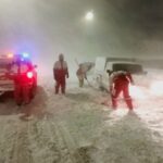 امدادرسانی به خودروها و مسافران گرفتار در برف در آذربایجان غربی