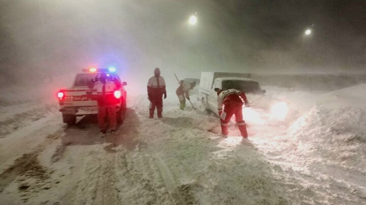 امدادرسانی به خودروها و مسافران گرفتار در برف در آذربایجان غربی