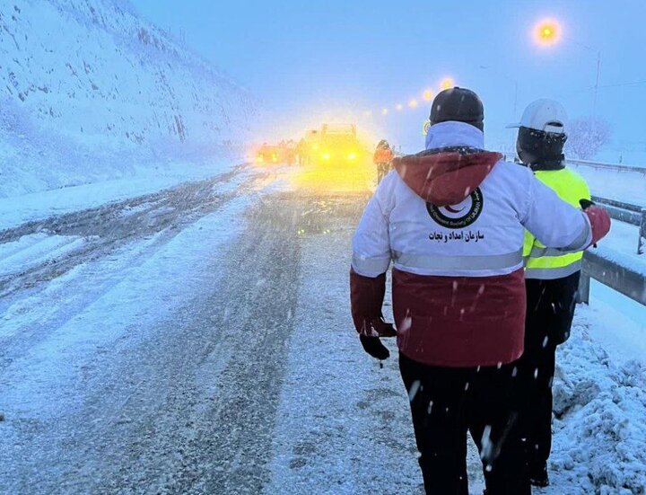 امدادرسانی به خودروهای گرفتار در برف توسط هلال احمر اصفهان