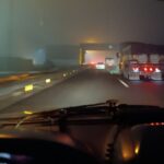 امدادرسانی راهداران مرکزی به خودروهای گرفتار در محور خمین- الیگودرز