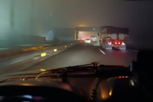 امدادرسانی راهداران مرکزی به خودروهای گرفتار در محور خمین- الیگودرز