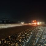 انجام عملیات برف روبی و نمک پاشی محورهای مواصلاتی شرق استان سمنان