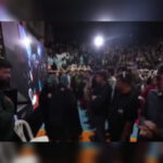 اهدای نشان مادری به مادر شهید رئیسی در اجتماع ۱۰ هزار نفری مشهدی‌ها