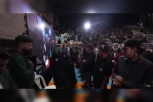 اهدای نشان مادری به مادر شهید رئیسی در اجتماع ۱۰ هزار نفری مشهدی‌ها