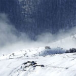 بارش برف در محورهای مواصلاتی شهر کامو و چوگان