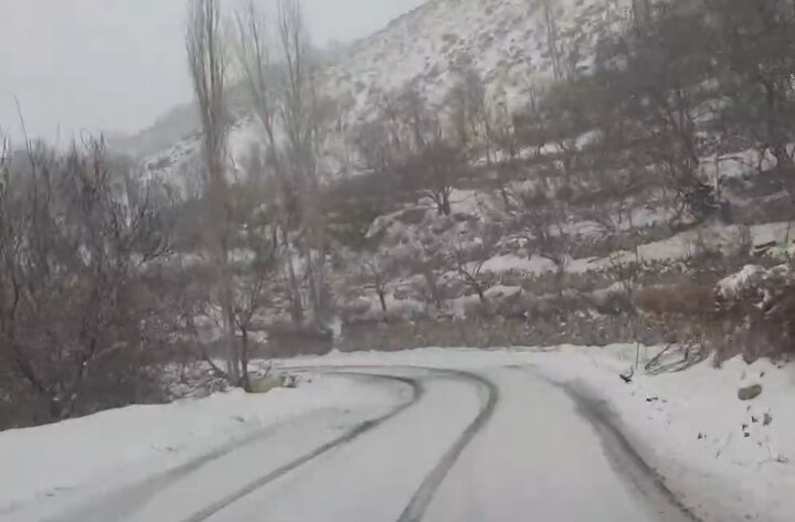 بارش برف در مسیر کردآباد به گنبرف