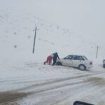 بارش برف و کولاک شدید، عبور و مرور در جاده‌های خلخال را مختل کرد