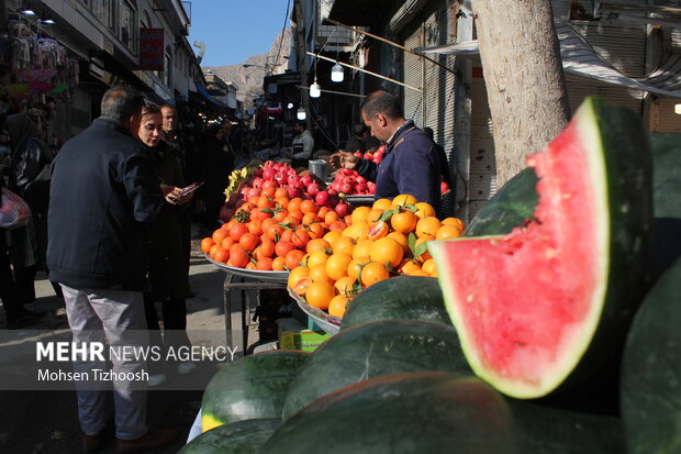 بازار شب یلدا داغ اما بیرمق؛فروشندگان از رکود و مردم ازگرانی میگویند بازار شب یلدا داغ اما بیرمق؛فروشندگان از رکود و مردم ازگرانی میگویند