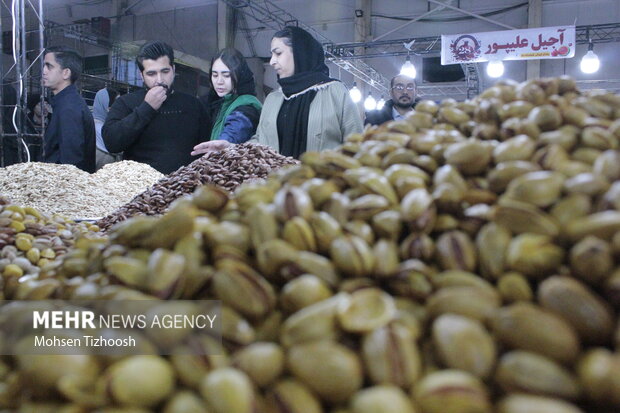 بازار شب یلدا داغ اما بیرمق؛فروشندگان از رکود و مردم ازگرانی میگویند بازار شب یلدا داغ اما بیرمق؛فروشندگان از رکود و مردم ازگرانی میگویند