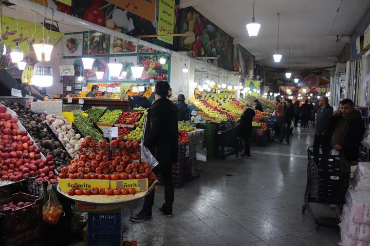 بازار شب یلدا داغ اما بیرمق؛فروشندگان از رکود و مردم ازگرانی میگویند بازار شب یلدا داغ اما بیرمق؛فروشندگان از رکود و مردم ازگرانی میگویند