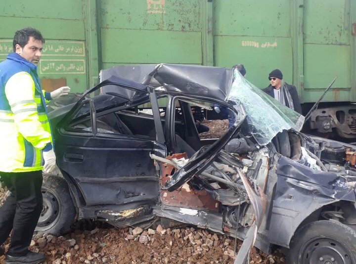برخورد قطار با خودرو در ایستگاه راه‌آهن شازند یک مصدوم برجا گذاشت