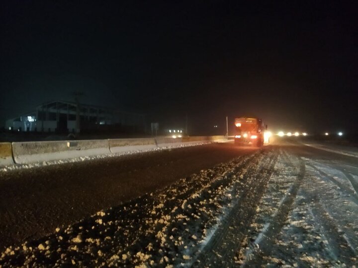 برف روبی شبانه در محورهای ارتباطی ارومیه