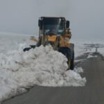 برفروبی محور سیادره شهرستان محلات به همت راهداران استان مرکزی