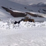 برفروبی و بازگشایی گردنه گله‌بادوش الیگودرز