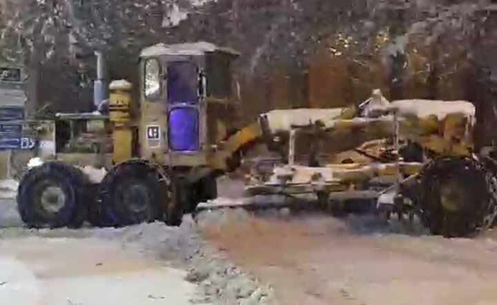 برف‌روبی و نمک‌پاشی مستمر در خوانسار با آماده‌باش کامل نیروها