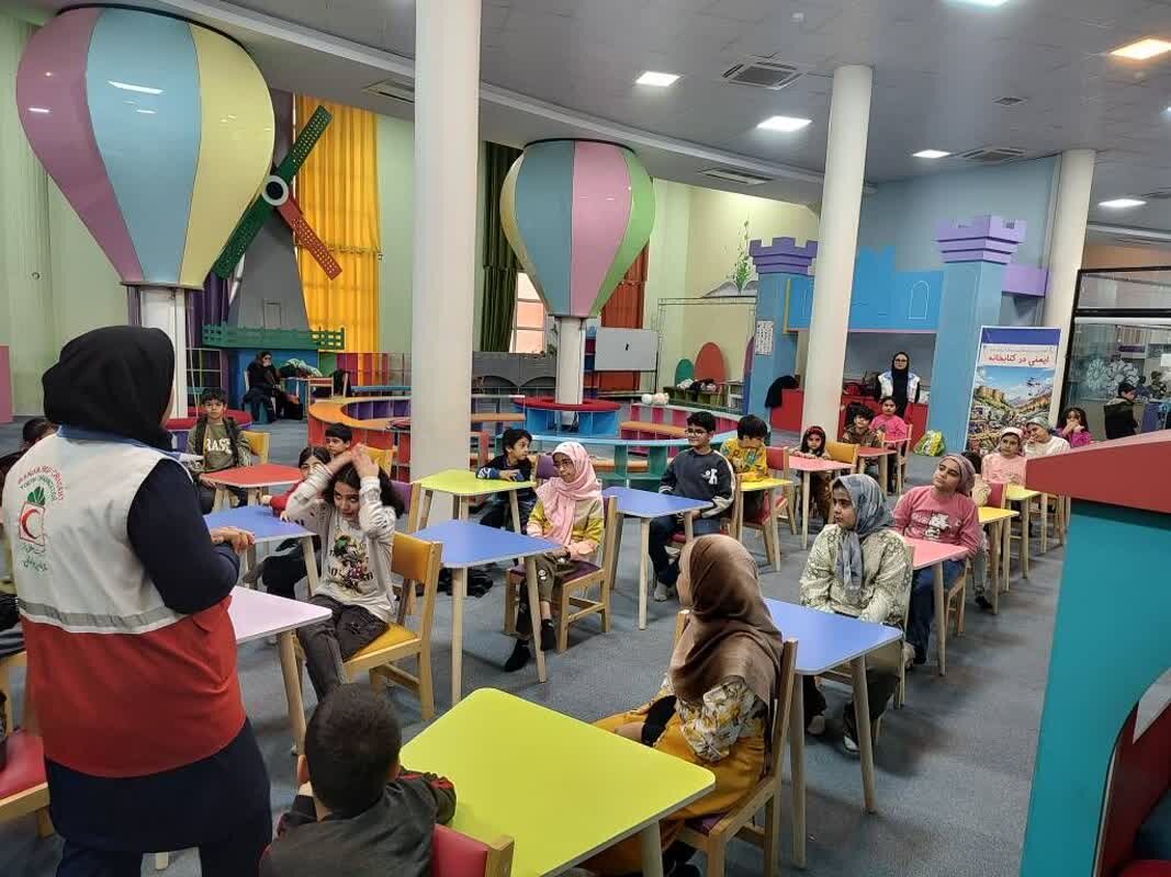 برنامه «ایمنی در کتابخانه» با همکاری هلال‌احمر در خرم‌آباد برگزار شد