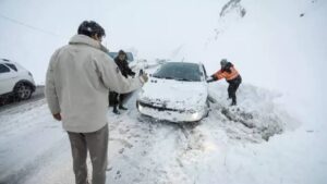 بسته‌شدن چندین جاده کشور به دلیل بارش سنگین برف/ بی‌توجهی به هشدار‌ها جان مسافران را گرفت