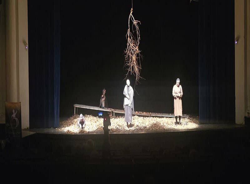 تالار هنر اصفهان؛ وقتی «آفتاب» صحنه را به رفاقت روشن کرد تالار هنر اصفهان؛ وقتی «آفتاب» صحنه را به رفاقت روشن کرد