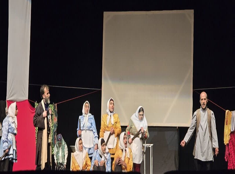 تالار هنر اصفهان؛ وقتی «آفتاب» صحنه را به رفاقت روشن کرد تالار هنر اصفهان؛ وقتی «آفتاب» صحنه را به رفاقت روشن کرد