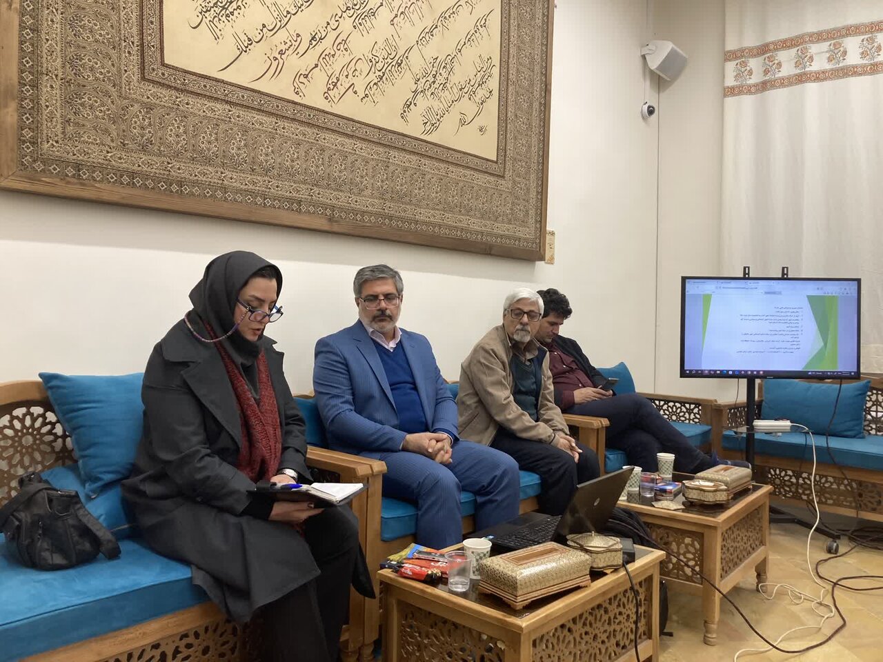 تحلیل رمان‌های نوجوان محمدرضاآریانفر در اصفهان؛نگاه به بلوغ،جنگ وفرهنگ