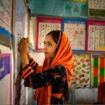 روایت یک کلاس خاموش/ تصویر دختر ۱۰ ساله افغان عکس سال ۲۰۲۵ یونیسف شد+ عکس