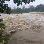 رودخانه کرحمت فنوج پس از باران‌های پاییزی