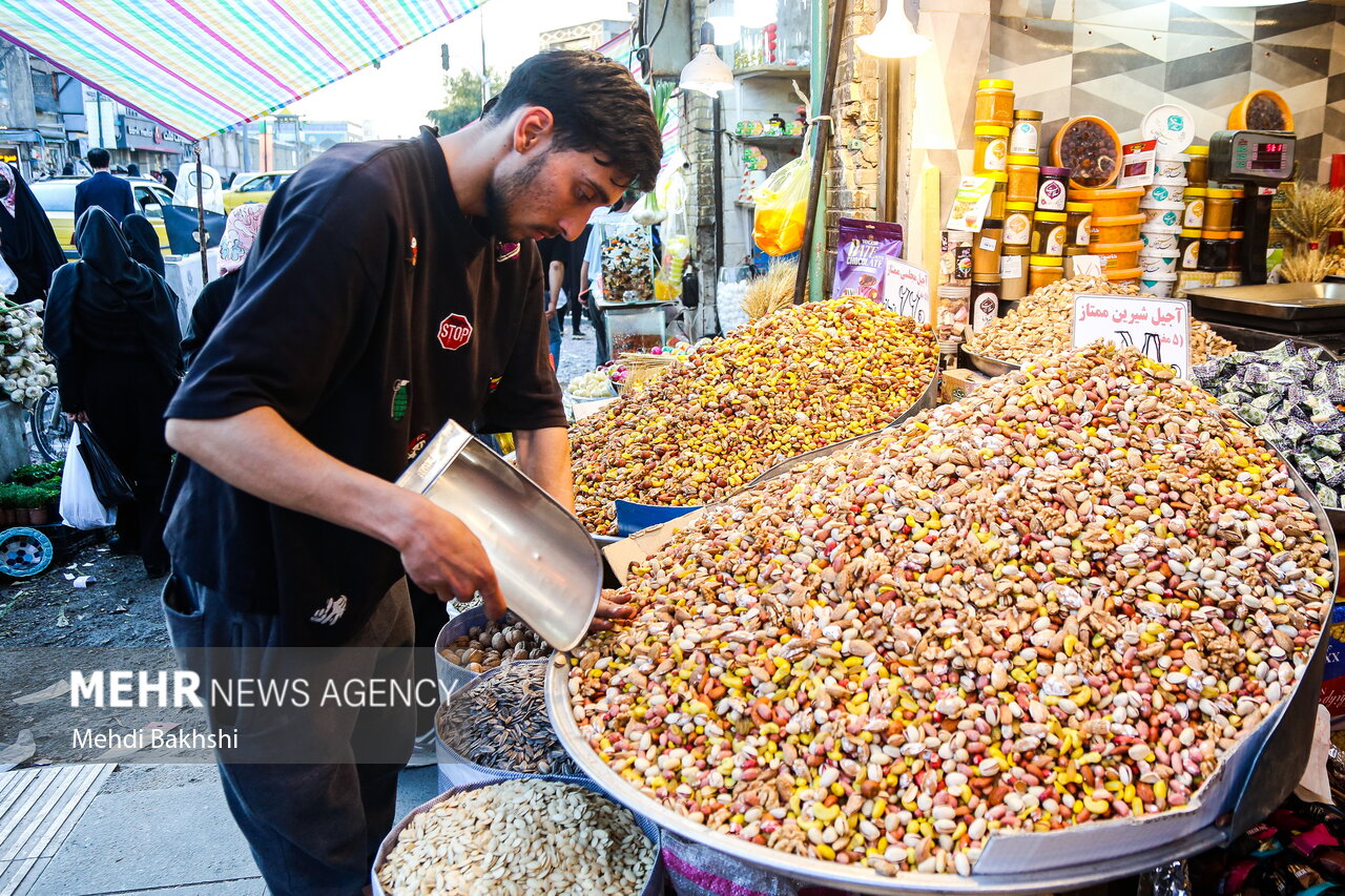 سفره های کوچک در بلندترین شب سال؛ روایتی ازبازار شب چله قم