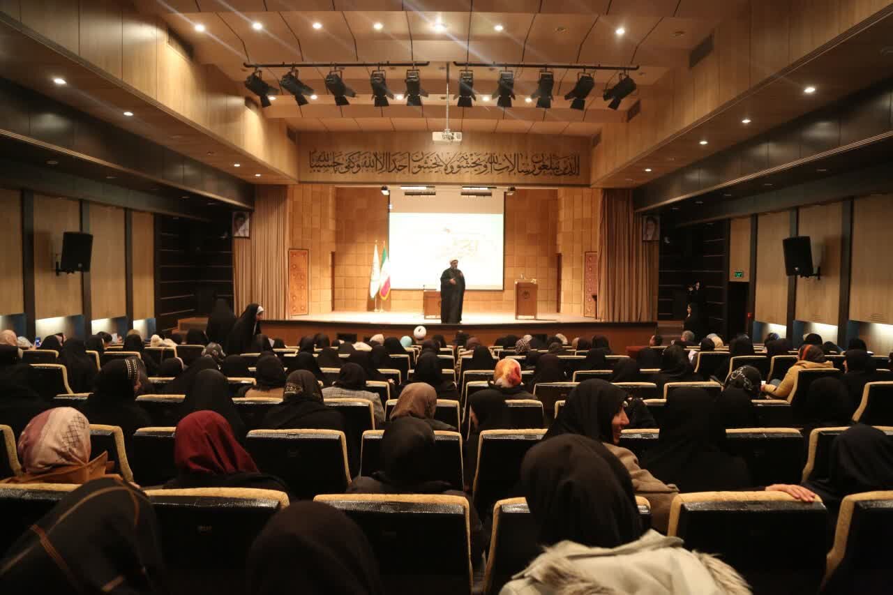 عزت‌زمانی: اعتکاف جلوه معنویت بانوی انقلاب اسلامی است