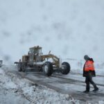 عملیات برف روبی محور اسالم - خلخال توسط راهداران تالش