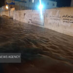 قایق سواری جوانان در معابر بندر کنگ