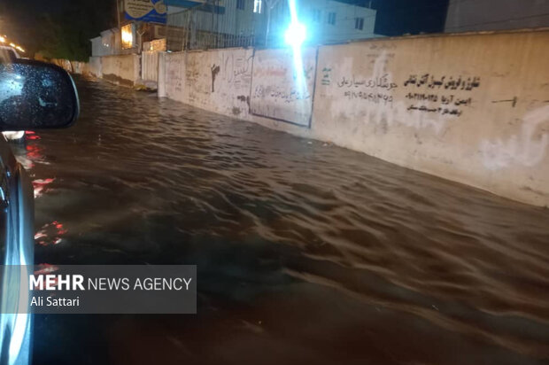 قایق سواری جوانان در معابر بندر کنگ