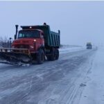 قدمی: بارش برف در محورهای کوهستانی؛ ۳۲ اکیپ راهداری در سمنان فعال است