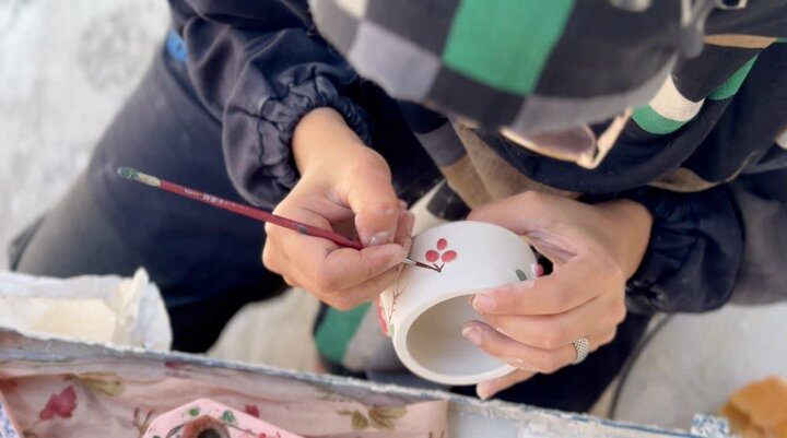 قصه بانویی که یاقوت‌های کویر را جاودانه کرد؛ از تیغ زرشک تا چرخ سفال