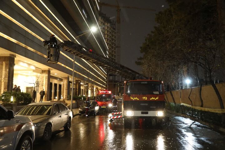 قطع برق در محدوده خیابان آزادی تا استقلال مشهد به دلیل سقوط درخت