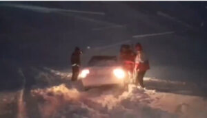 مسدود شدن گردنه قلاجه در پی بارش برف