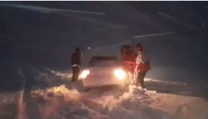 مسدود شدن گردنه قلاجه در پی بارش برف