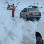 نجات ۴ خودرو گرفتار در برف توسط راهداری کاشان در محور قهرود-کامو