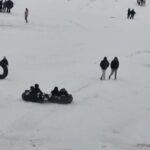 نشاط و شادابی خانوادگی با تیوپ سواری برفی در قوچان