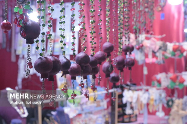 نمایشگاه «طعم سرخ» در دماوند همزمان با شب یلدا افتتاح شد