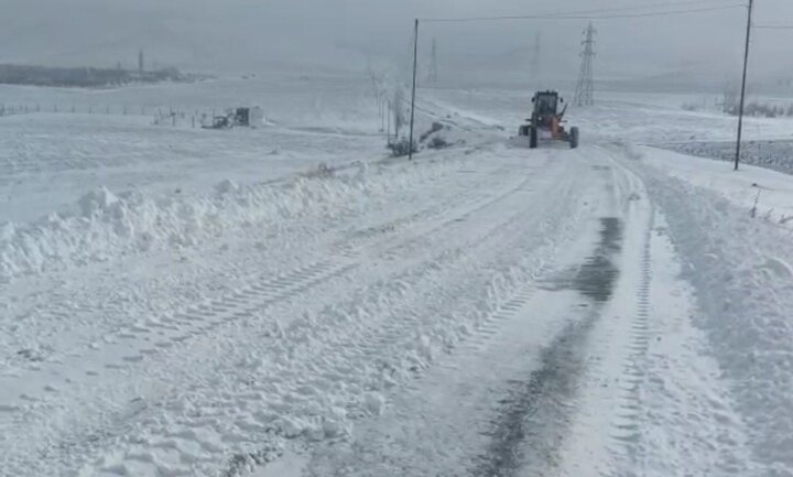 نمک پاشی و برفروبی محورهای اصلی و روستایی دهگلان
