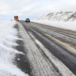 نمک‌پاشی محورهای خمین و ساوه توسط راهداران برای جلوگیری از یخ‌زدگی